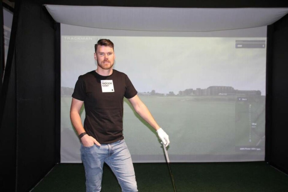Golf inomhus. Platschefen Adam Andersson framför en av totalt åtta simulatorer i Västerås Indoor Golfs lokaler på Traversgatan, utrustade med den senaste tekniken. Foto: Jonas Bergkvist
