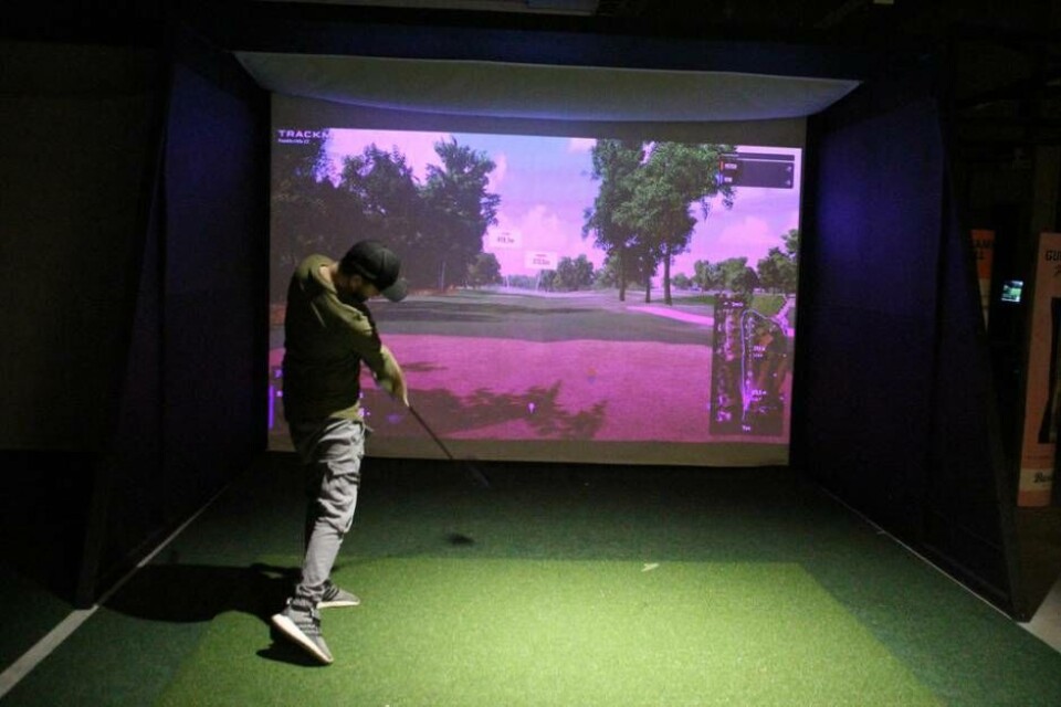 Tar igen förlorad golftid. Kim och Peter från Golfköket som driver restaurangen på Västerås golfklubb passar på att svinga ”Det här är perfekt, vi hinner ju inte spela på somrarna när vi jobbar hela tiden”, säger de. Foto: Jonas Bergkvist