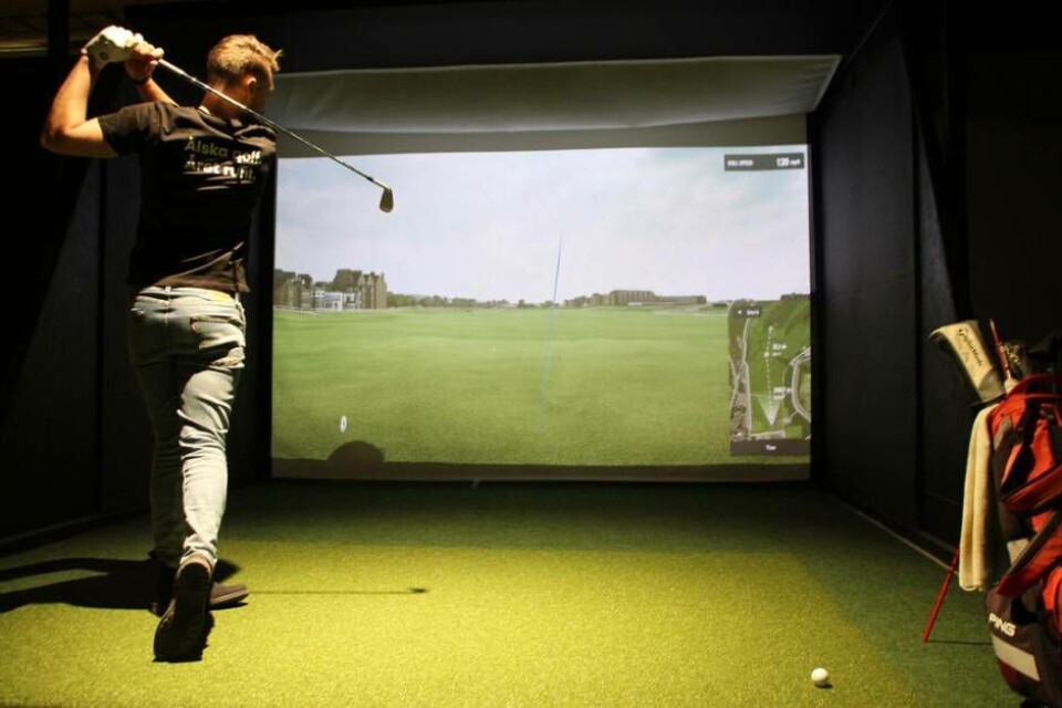 Golfproffset Adam Andersson slår ut på St Andrews i nya Västerås Indoor Golf på Erikslund. Foto: Jonas Bergkvist