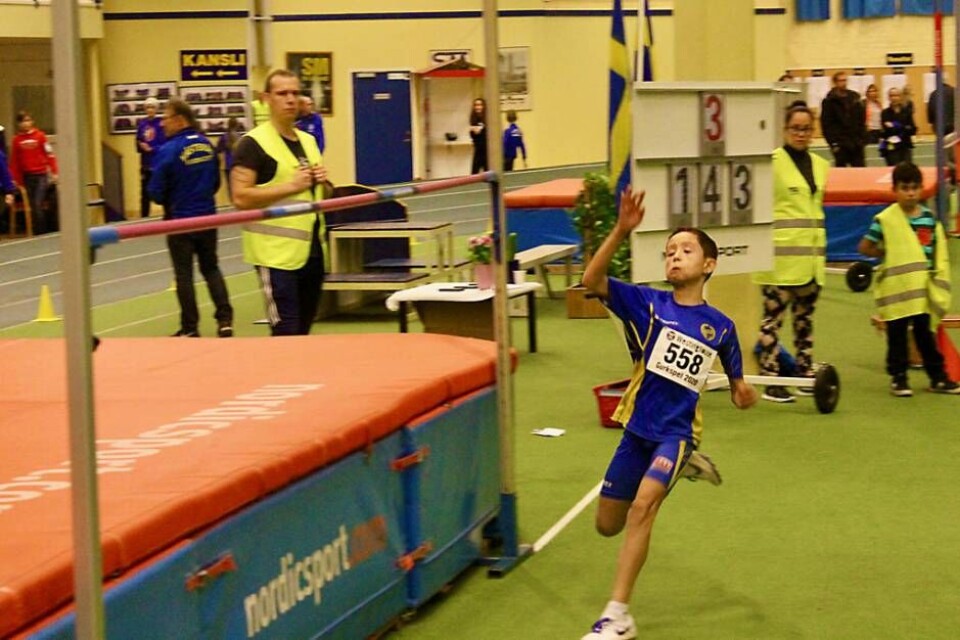 Ethan Lindström nådde 1,40 meter i höjdhoppet i P12-klassen. Det gjorde att han endast hade en Gävlehoppare före sig i resultatlistan. Foto: VFK