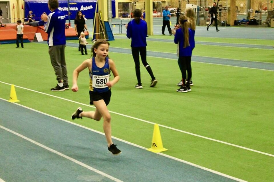 Embla Allard, F8, tävlade i den yngsta åldersklassen. Hon passade på att medverka i flera grenar som kula och längd och här är hon i full fart på väg att avverka 400 meter. Foto: VFK