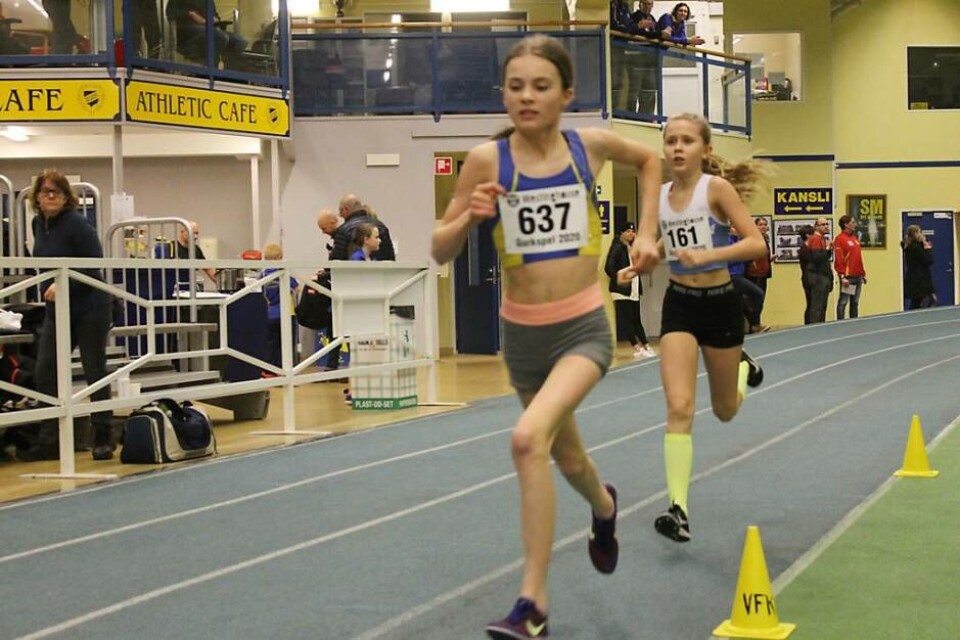 Astrid Wallenius i täten på 800-metersloppet, F12. Efter en tät upploppsstrid med en Gefle IF-löpare fick hemmahoppet ge sig med några futtiga hundradelar. Foto: VFK