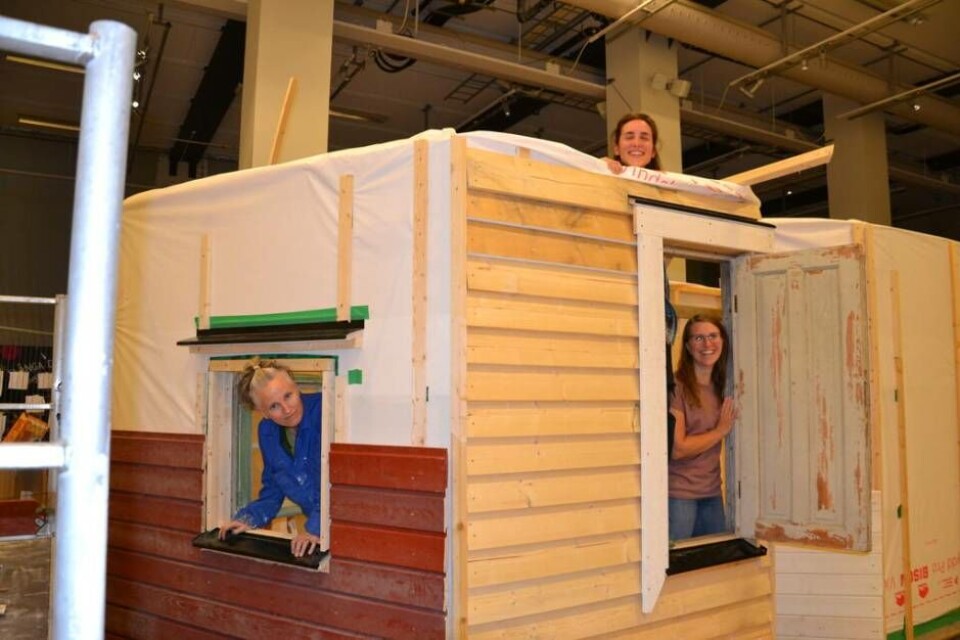 Elsa Vaara, Ksenija Komazec och Sarah Swärd är kvinnorna bakom tiny house-projektet. Foto: Helena Andersson