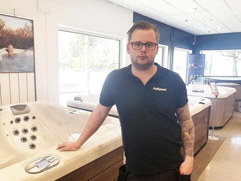 Poolexpert. Oscar Hjerm, säljare vid Folkpool i Västerås. Poolexpert. Oscar Hjerm, säljare vid Folkpool i Västerås.