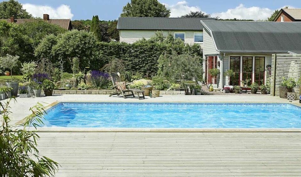 Sommardröm. Många svenskar drömmer om att ha en egen pool i trädgården. Foto: Michael Förster