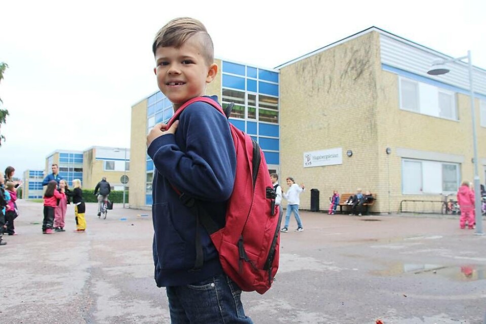 Äntligen skolstart för Johannes. Han var ett av 1 800 barn som började i första klass i veckan. Foto: Peter Hoffström