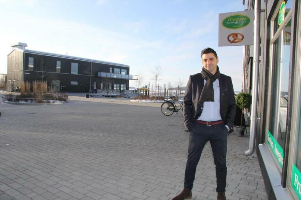 Andreas Demir utanför Öhrmans konditori på Öster Mälarstrand. Foto: Helena Andersson