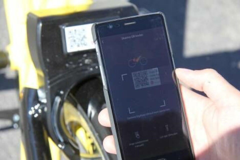 Med hjälp av appen skannar man QR-koden på cykelns lås som då låses upp direkt och det är bara att ge sig iväg. Foto: Jonas Bergkvist