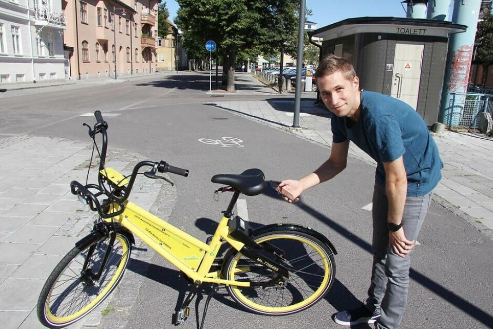 Hyr cykel via mobilappen. Kevin Rehnberg, en av grundarna bakom nya hyrcykeltjänsten Digibike, visar hur det går till när man hyr en av de drygt 200 cyklarna som nu finns utplacerade runt om i Västerås. Foto: Jonas Bergkvist