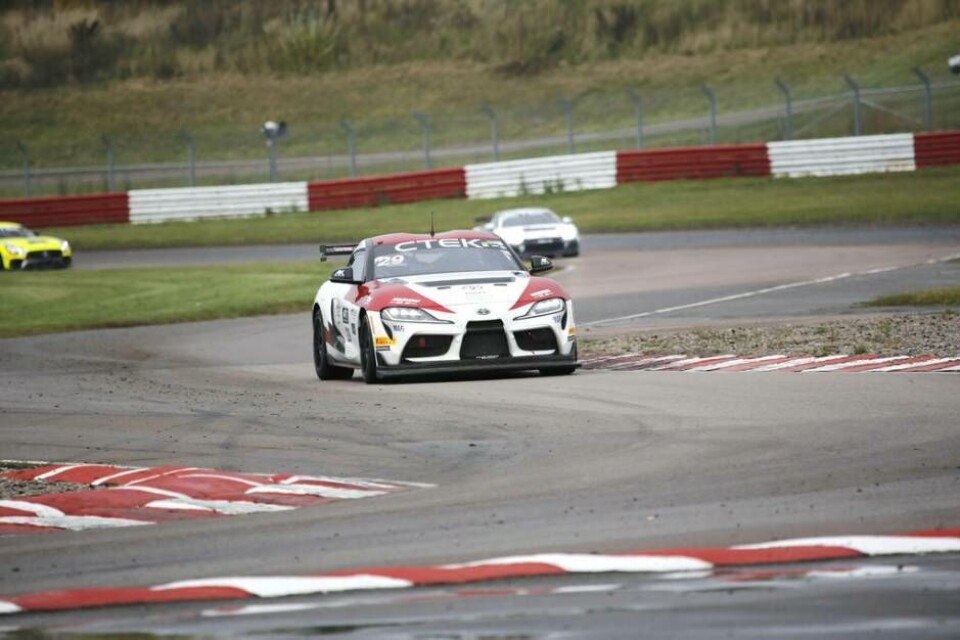Skärås och Holmlunds fabriksbyggda Toyota Supra GT4 med 430 hästar under ett av GT4-finalracen på Mantorp Park i helgen. Foto: Racefoto