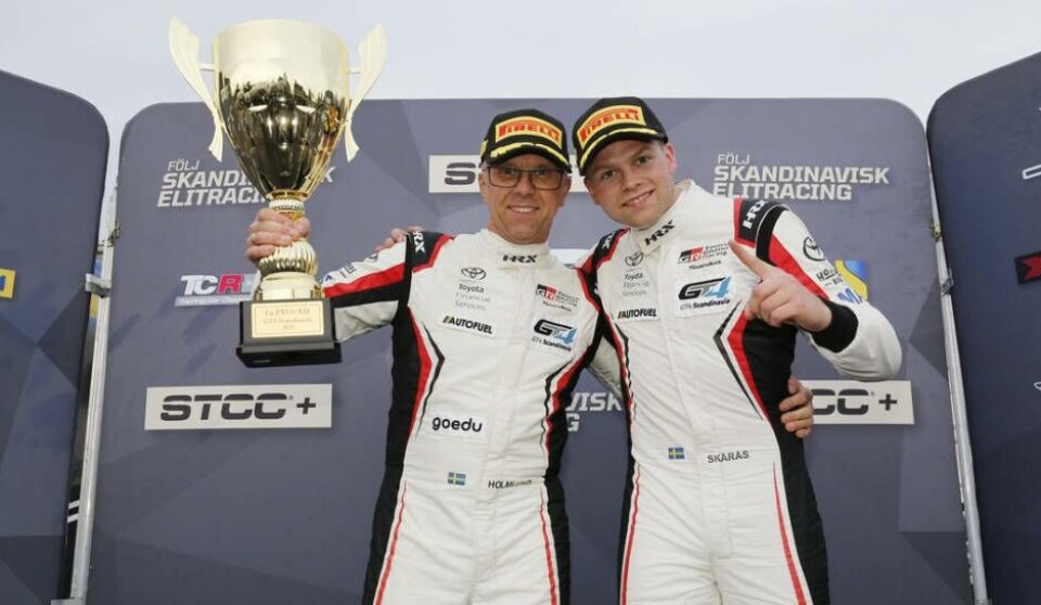 Avestabon Hans Holmlund och västeråsaren Emil Skärås med GT4 Scandinavia-bucklan efter att duon kört hem totalsegern i GT4 Scandinavia pro/am-klassen på Mantorp Park i helgen. Foto: Racefoto