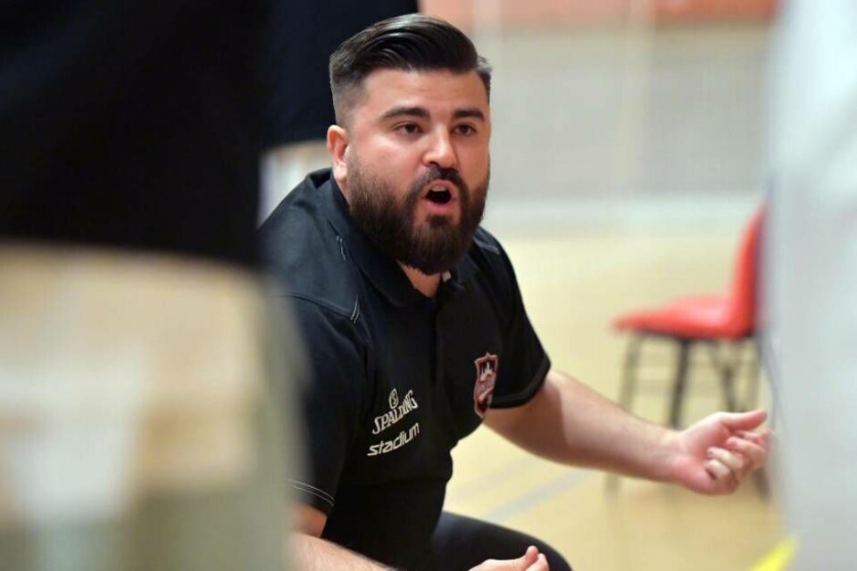 Coachen Kristian Murholt var nöjd med premiärsegern – Aros Baskets första någonsin i Basketettan – mot Hammarby. Foto: Bjarnefeldt Photography