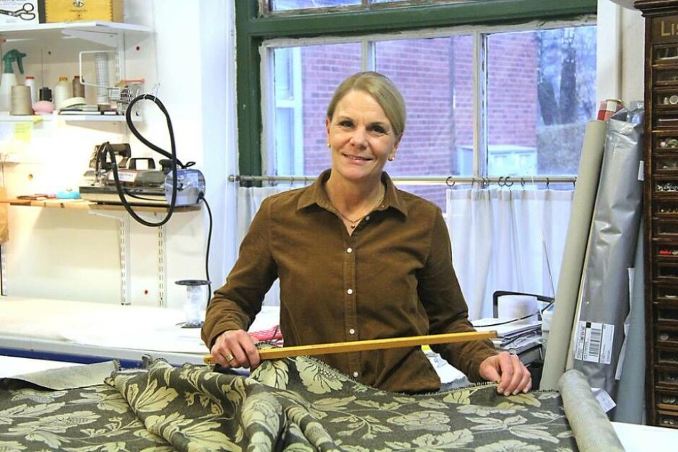 'Jag tror att man kan ha en fallenhet för att jobba med ett visst typ av material och i mitt fall är det tyger' säger Helena Backteman. Foto: Sofie Tejre