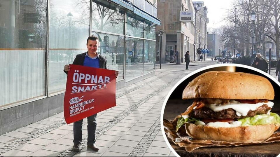 Özcan Kaya, vd och grundare för Hamburgerbruket, som öppnar till sommaren i Naturkompaniets gamla lokaler på Köpmangatan 6. ”Vi kommer se till att Köpmangatan blir en populär restauranggata i Västerås”, säger han. På bilden syns en av Hamburgerbrukets högrevsburgare. ×1 / 2Visa bildtextBild 1 av 2