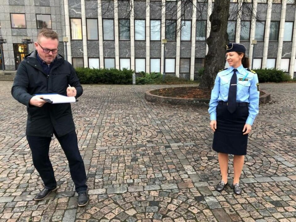 UNDERSKRIFT. Medborgarlöftet signerades av kommunstyrelseordförande Staffan Jansson (S) och Sara Ekström, lokalpolisområdeschef Västerås. Foto: VÄSTERÅS STAD