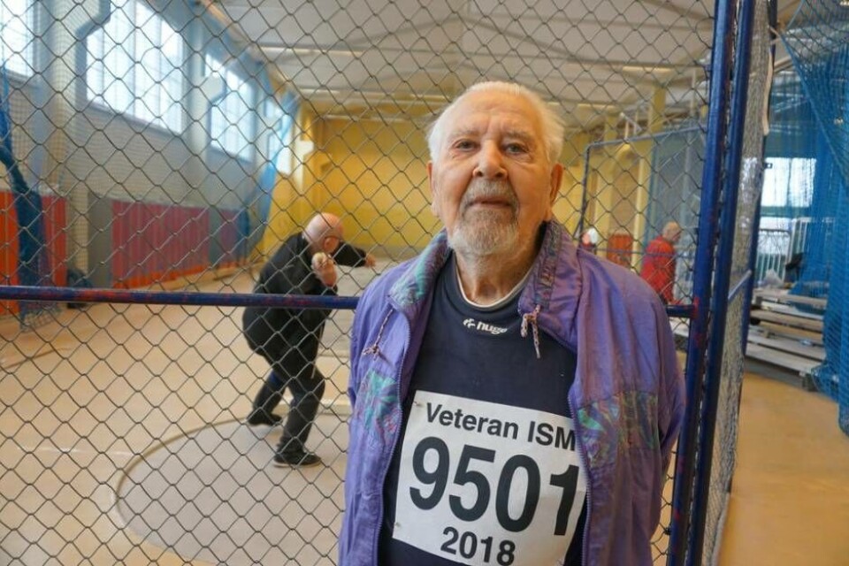94-åriga Gunnar Kulleskog från Huddinge AIS slog svenskt rekord i kula i M95-klassen. Foto: Josefine Wijkström×1 / 4Visa bildtextBild 1 av 4