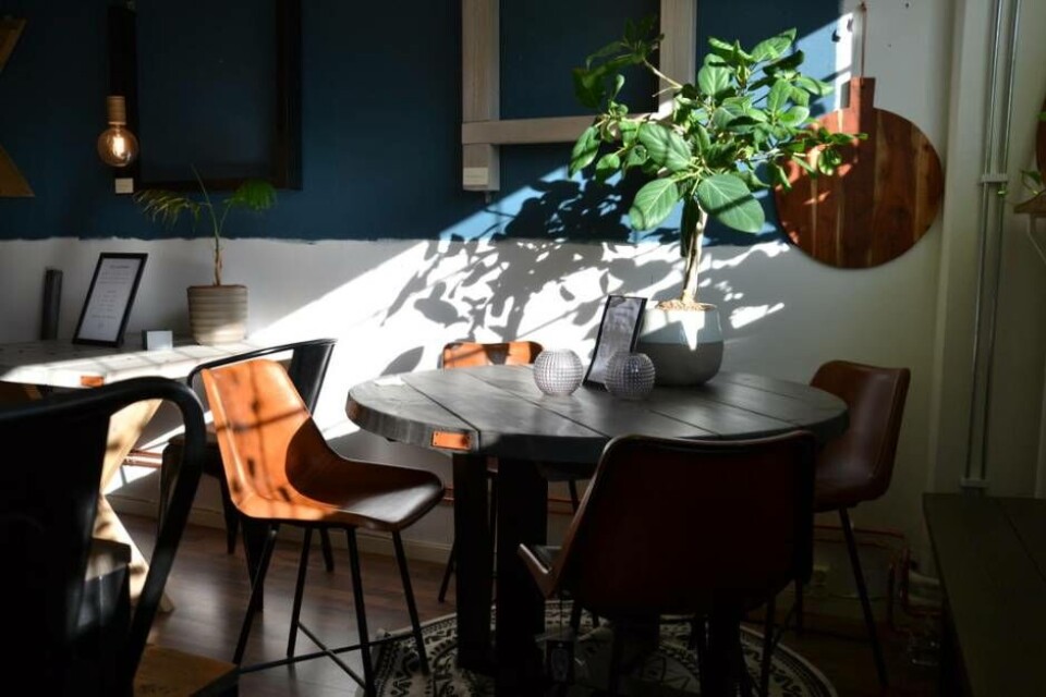 Lilla Möblemangets utbud har växt med tiden. Nu finns ett flertal modeller och färger på bord som kunderna kan välja mellan – allt tillverkat i svensk gran och furu, helst från närliggande skogar. Foto: Helena Andersson