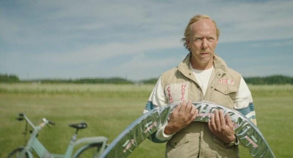 TÅRTGENERALEN. Mikael Persbrandt spelar Hans 'Hasse P' Pettersson, mannen som fick för sig att göra världens längsta smörgåstårta i Köping. Foto: SF STUDIOS