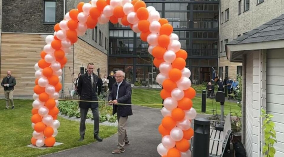 Fastighetsnämndens ordförande Jesper Brandberg (L) och äldrenämndens ordförande Bengt-Åke Nilsson (L), inviger tillsammans det nya äldreboendet på Södra Källtorp. Foto: Pressbild
