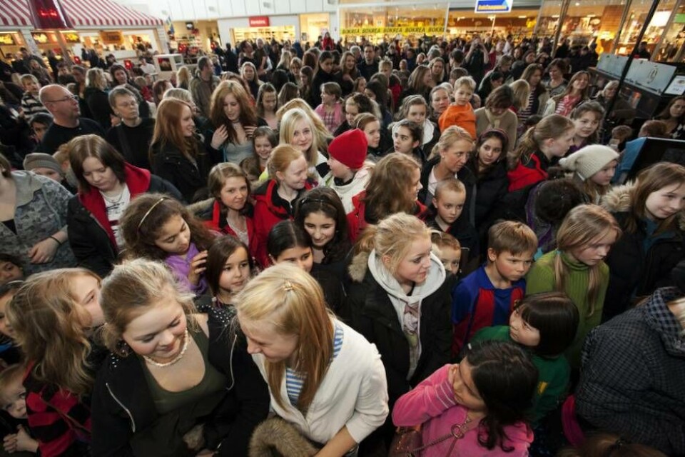 RESTRIKTIONER FÖRSVINNER. Deltagartak och andra restriktioner lyfts den 29 september. Även om trånga situationer lockar gäller det att hålla avstånd, inte minst om man är ovaccinerad. Foto: Mostphotos RESTRIKTIONER FÖRSVINNER. Deltagartak och andra restriktioner lyfts den 29 september. Även om trånga situationer lockar gäller det att hålla avstånd, inte minst om man är ovaccinerad. Foto: Mostphotos