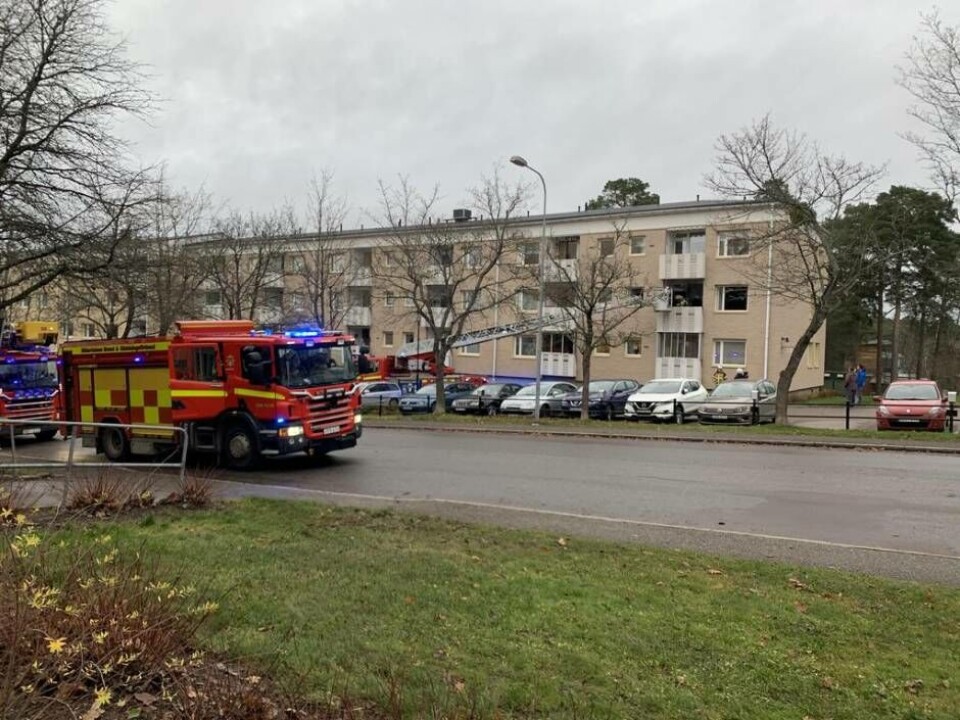 Brandkåren på plats vid lägenhetsbranden på Jakobsgatan i Västerås.