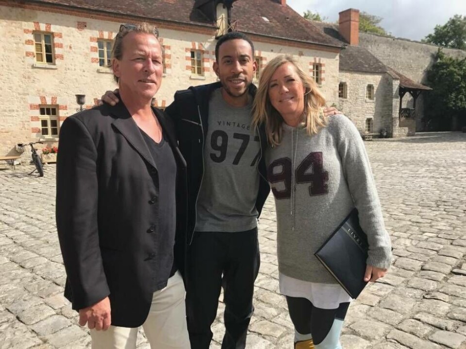 Conny Karlsson och Sophie Karlsson Bouniol, tillsammans med den amerikanska rapparen Ludacris, som i höstas hade sin 40-års fest på slottet. Foto: Privat bild.