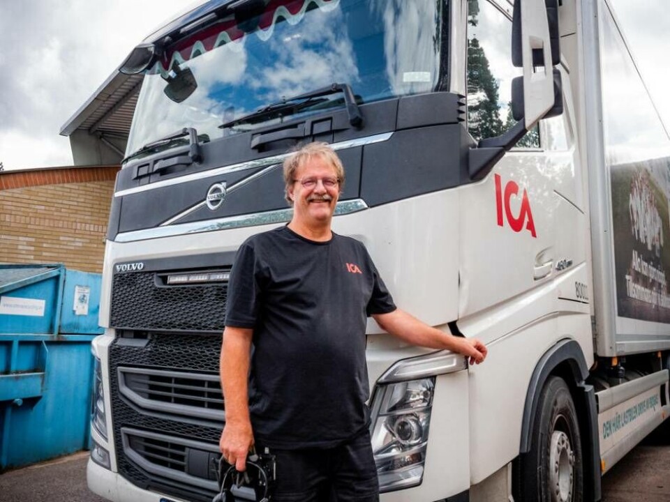 Trivs med jobbet. Gustaf Linder är 67 år ung – och han har inga planer på att sluta jobba som lastbilschaufför.