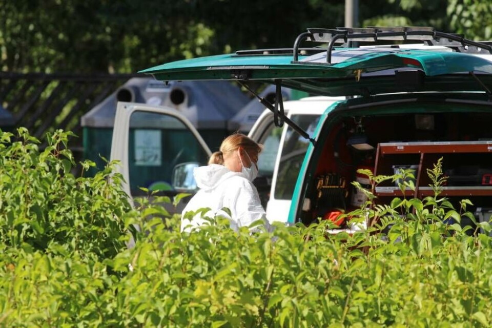 Tekniker arbetar på mordplatsen. Foto: Jonas Edberg×1 / 5Visa bildtextBild 1 av 5