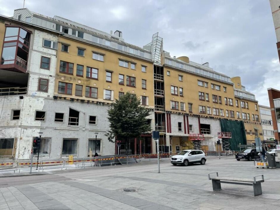 Ombyggnation. Gallerians fasad mot Kopparbergsvägen genomgår just nu en stor ansiktslyftning.