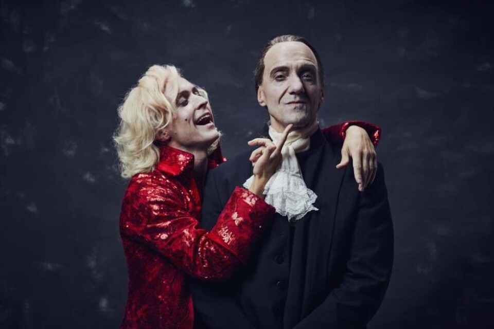 Rivalitet, passion och hämnd. Västmanlands teaters storsatsning Amadeus – med Victor Morell som Mozart och Rolf Lydahl som Salierie i huvudrollerna – har premiär den 2 oktober. Foto: Klara G