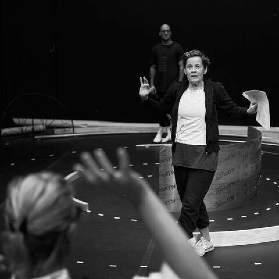 Bodil Malmberg spelar en av rollerna i Ett dockhem. Här regisseras hon av Monica Wilderoth. Foto: Patrik Bogardh×1 / 2Visa bildtextBild 1 av 2