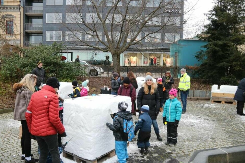 Sugna barn fick också prova på att skulptera i hård pressad snö. Foto: Helena Andersson