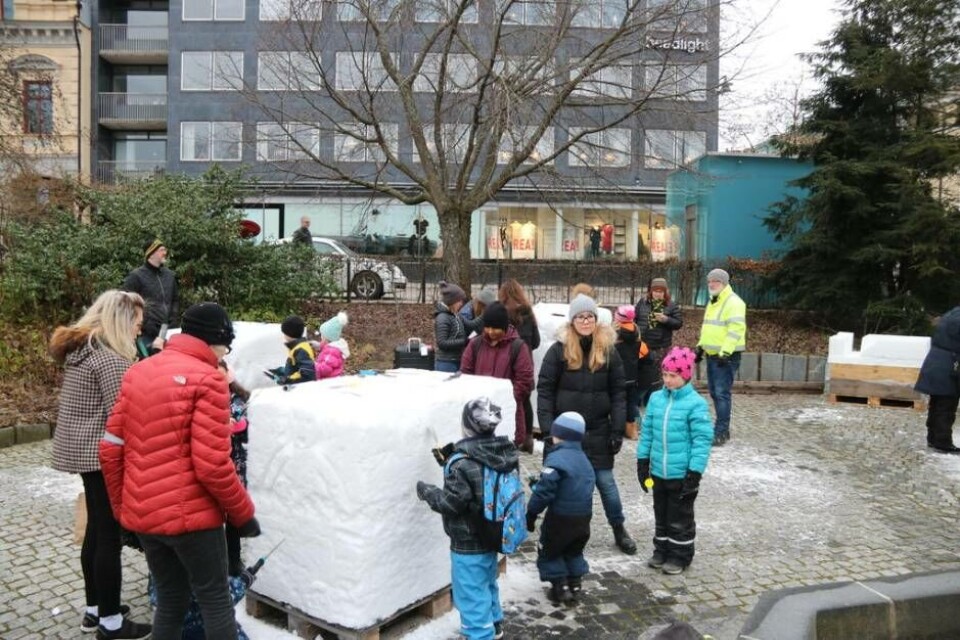 Sugna barn fick också prova på att skulptera i hård pressad snö. Foto: Helena Andersson Sugna barn fick också prova på att skulptera i hård pressad snö. Foto: Helena Andersson