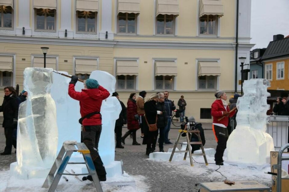 Konstnärerna Lena Kriström och Nina Hedman skulpterade både med motorsåg, knivar och andra redskap. Foto: Helena Andersson