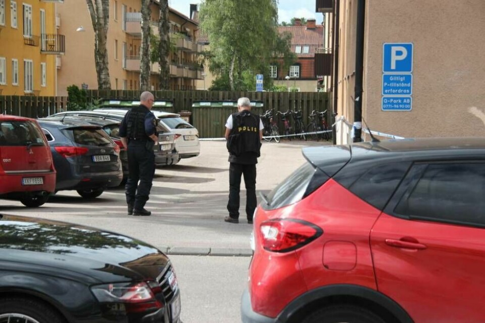 Polisens tekniker jobbar på platsen. Foto: Jonas Edberg×1 / 3Visa bildtextBild 1 av 3