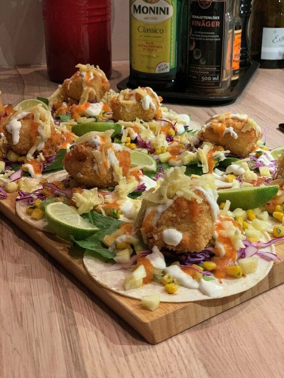 Mat från Magnus. Fried fish taco med syrad rödkål, rostad majs, ananascreme och tomatsalsa. Foto: Magnus ErikssonHjortköttbullar med mandelpotatispuré, grönpepparsås, rårörda lingon och pressgurka. Foto: Magnus ErikssonHjortytterfilé med potatiskaka, konjaksås, lökkompott och friterad grönkål. Foto: Magnus ErikssonSaffransmacarons, pepparkaksmacarons, hallonskum och karamellkrisp. Foto: Magnus Eriksson