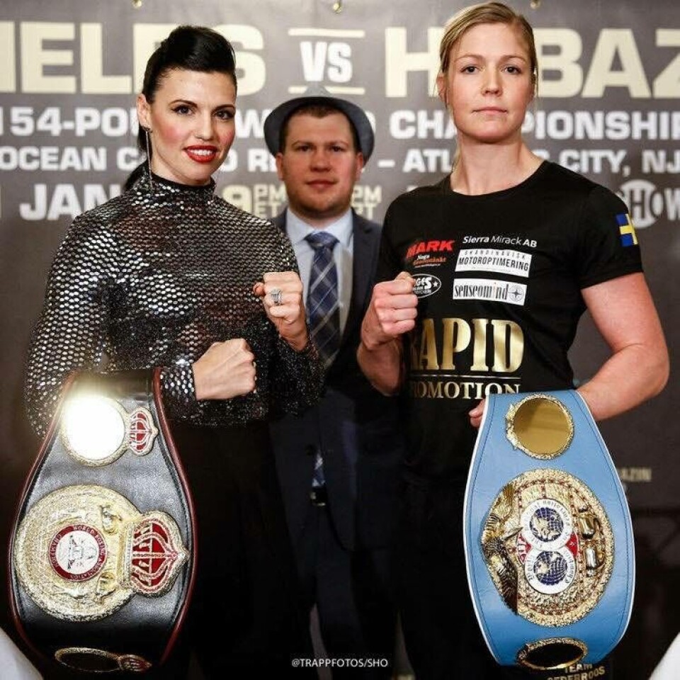 Motståndarna Alicia Napoleon Espinosa och Elin Cederroos möttes under en presskonferens på Manhattan, New York, tidigare i veckan med sina respektive världsmästarbälten fullt synliga. Foto: Stephanie Trapp