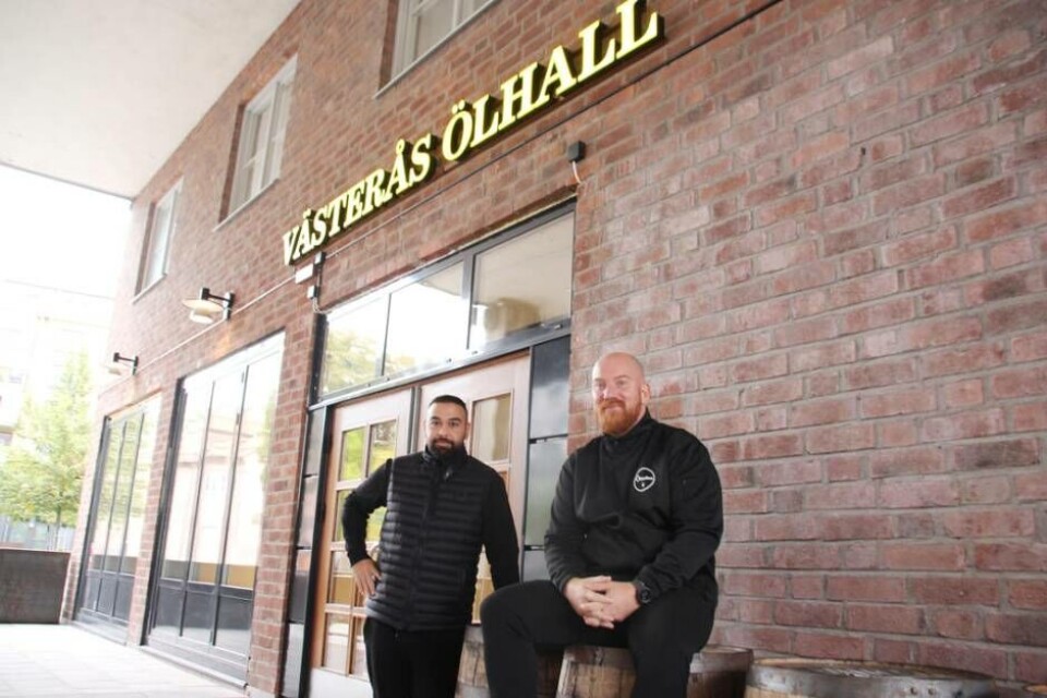 Ägaren Mattias Özer och etableringsansvarige Kenny Nordh framför Västerås nya ölhall. Foto: Jonas Bergkvist