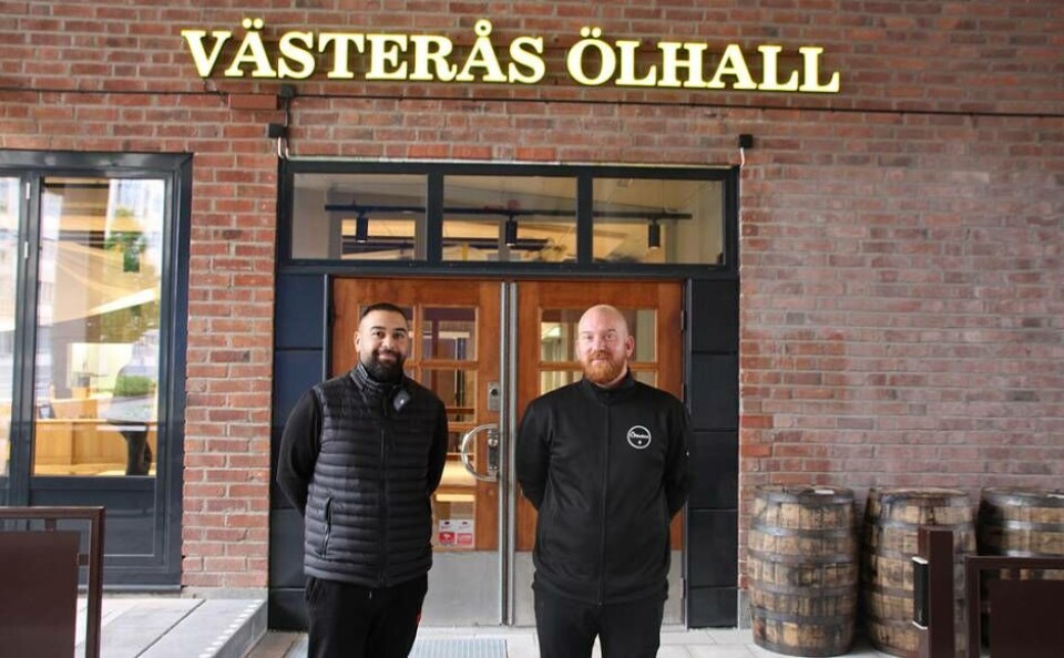 ”Stort intresse”. Ägaren Mattias Özer och etableringsansvarige Kenny Nordh framför Västerås nya ölhall som öppnar inom kort – till glädje för många nyfikna västeråsare. Foto: Jonas Bergkvist