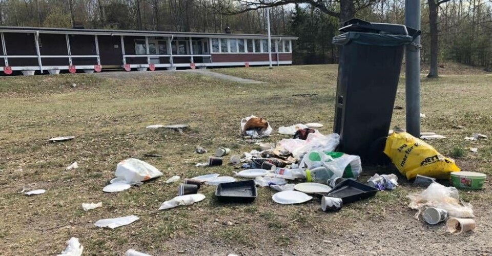 Så här såg det ut på Björnön idag, annandag påsk, efter en lång helg. ”Varför sätter inte Västerås stad ut fler sopkärl när de vet att det ska bli en lång och fin helg”, undrar en västeråsare. Foto: Läsarbild