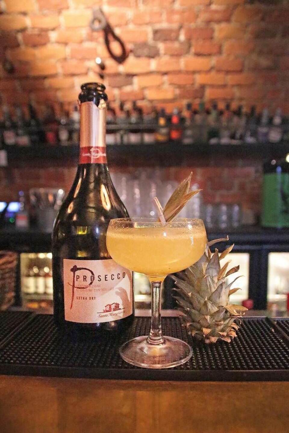 Se till att i god tid blanda ordning sockerlag (50/50 socker/vatten) och kyl ner. Se också till att kyla ner champagneglasen.Ta sedan frukt, i det här fallet ananas, men det går självklart bra med annan frukt, exempel fryst frukt.Kör frukt och en lämplig mängd sockerlag i en mixer så det blir en puré.Ta 3 cl puré i ett glas och fyll upp med prosecco. Se upp med skumeffekten, rör försiktigt om så du inte slår sönder bubblorna och toppa med en liten skvätt prosecco. Se till att i god tid blanda ordning sockerlag (50/50 socker/vatten) och kyl ner. Se också till att kyla ner champagneglasen.Ta sedan frukt, i det här fallet ananas, men det går självklart bra med annan frukt, exempel fryst frukt.Kör frukt och en lämplig mängd sockerlag i en mixer så det blir en puré.Ta 3 cl puré i ett glas och fyll upp med prosecco. Se upp med skumeffekten, rör försiktigt om så du inte slår sönder bubblorna och toppa med en liten skvätt prosecco.