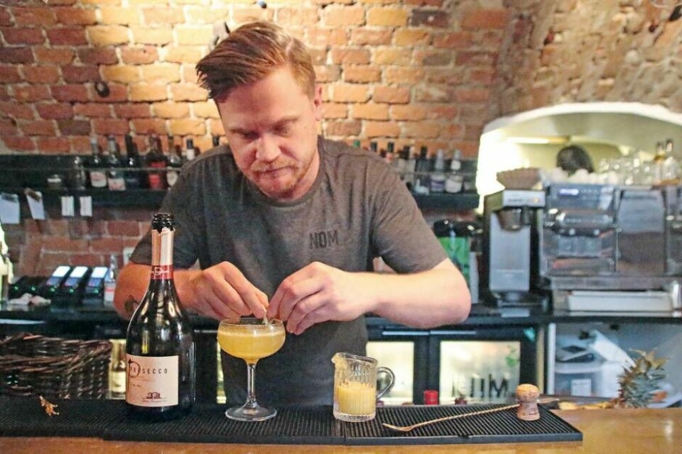 Restaurangchefen Andreas ”Keso” Karlsson blandar en bellini med ananas.