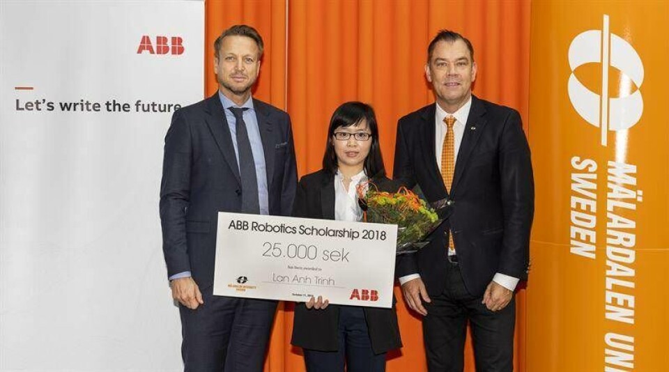 Dennis Helfridson och Paul Pettersson, från ABB respektive MDH, tillsammans med årets stipendiat Lan Anh Trinh. Foto: Jonas Bilberg