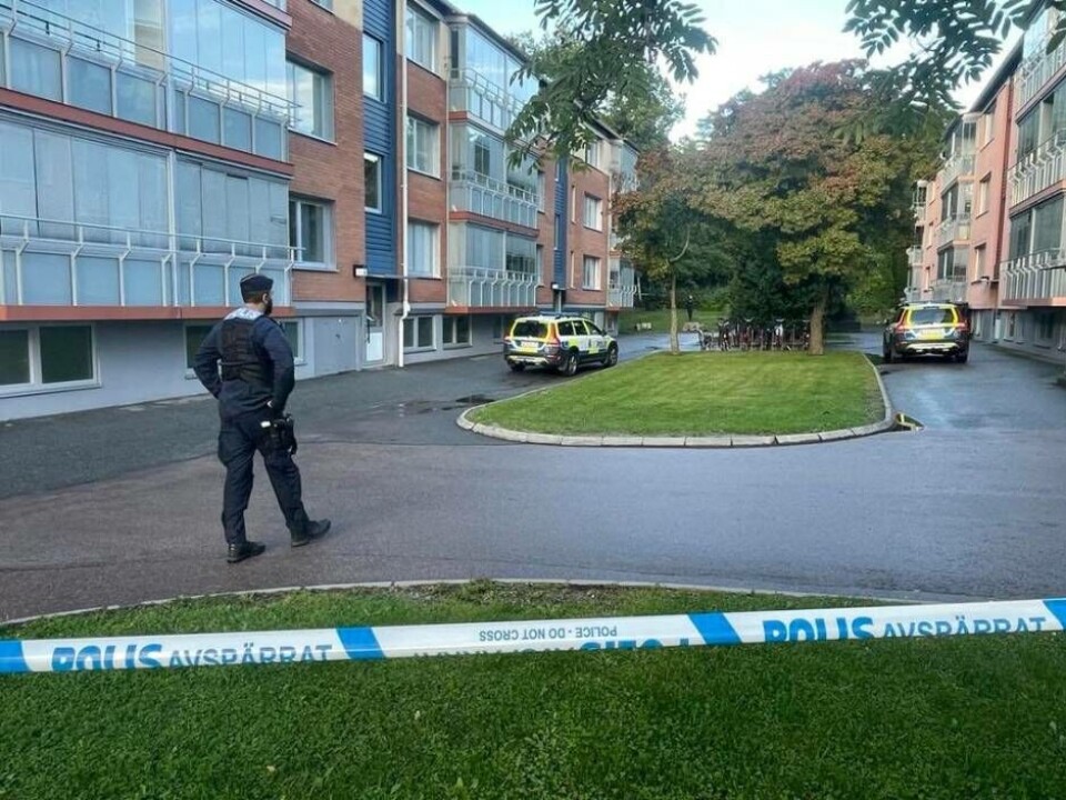 Här på Råby inträffade skottlossningen strax före klockan 17 idag. Flera polispatruller är just nu på plats och platsen är avspärrad i väntan på tekniker. Foto: Jonas Edberg