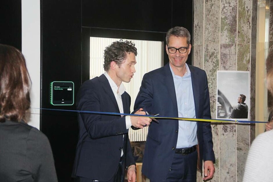 Jonas Gustavsson, vd och koncernchef, klipper bandet tillsammans med Robert Larsson, divisionschef. Johan Söderlund, vd på ABB Sverige och Eva Lilja, vd vid Västerås Marknad och näringsliv höll i bandet. Foto: Sofie Tejre