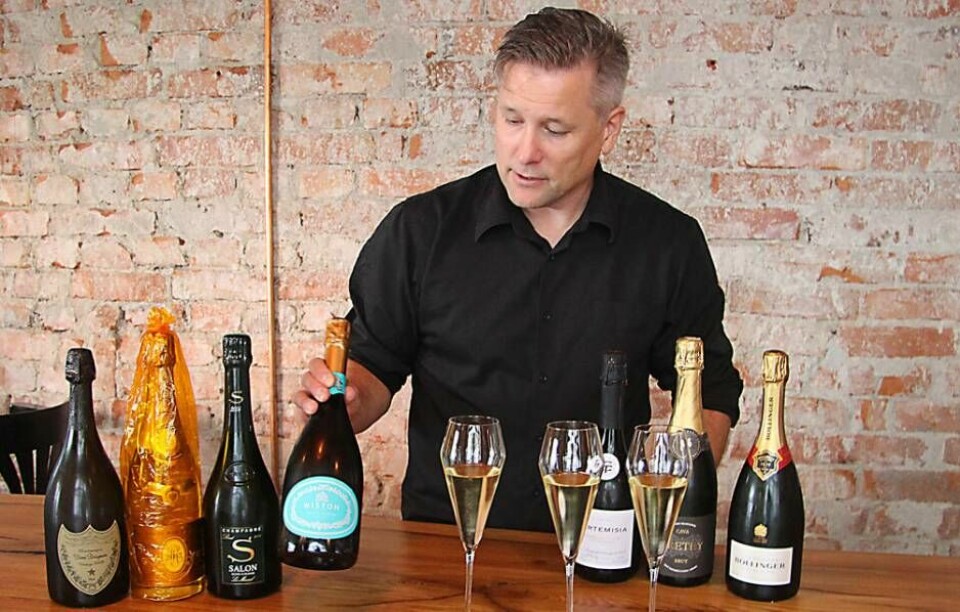 Sommelier Patric Anderson reder ut begreppen kring mousserande viner i sin vinskola. Foto: Jonas Bergkvist