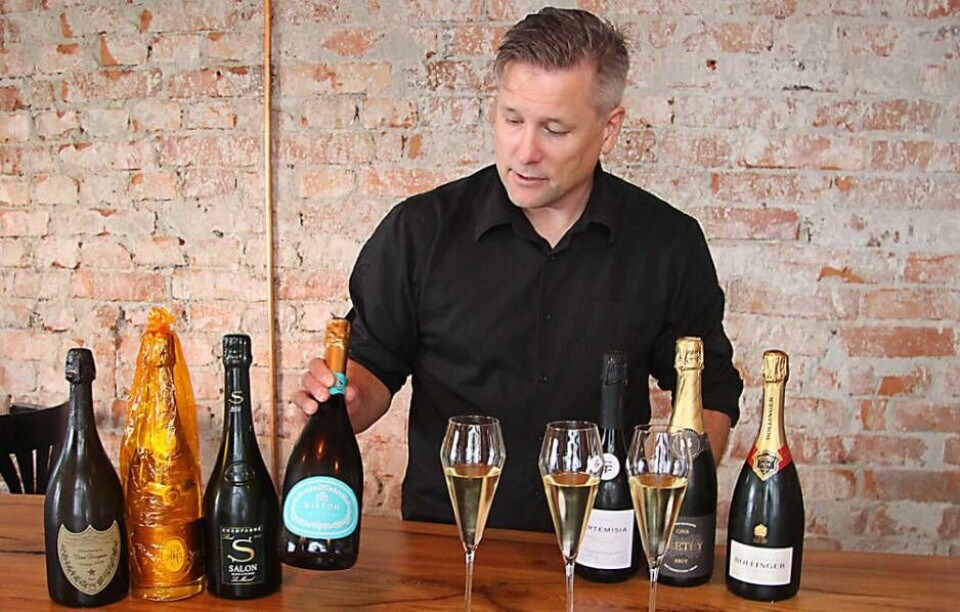 Sommelier Patric Anderson reder ut begreppen kring mousserande viner i sin vinskola. Foto: Jonas Bergkvist Sommelier Patric Anderson reder ut begreppen kring mousserande viner i sin vinskola. Foto: Jonas Bergkvist