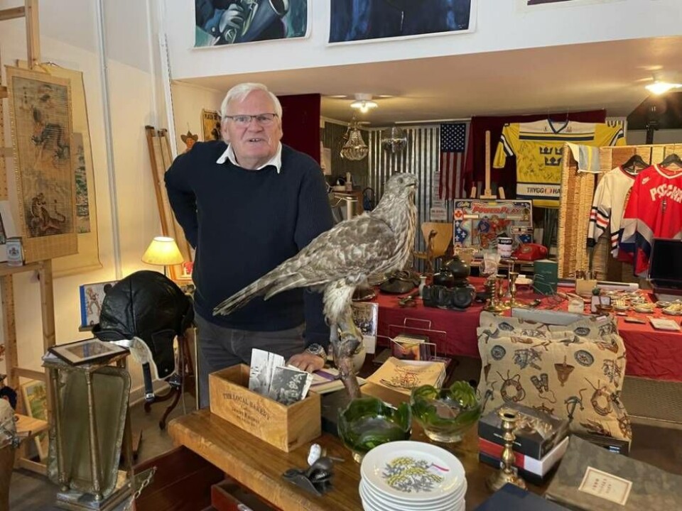 Peter Stangfors i den nyöppnade pop-up-butiken där man samlat noga utvalda loppisfynd. Foto: Jonas Edberg