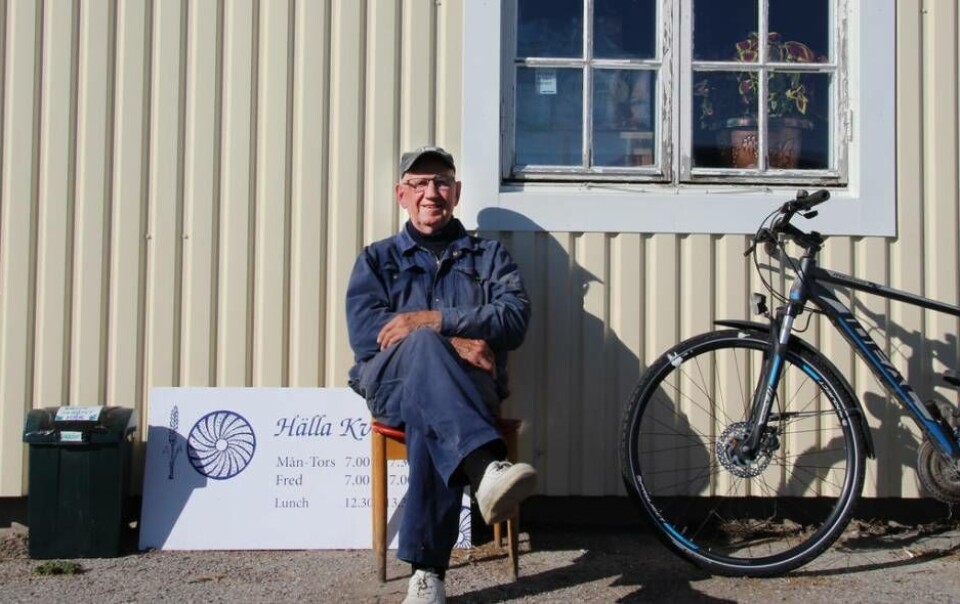 Bror på plats framför ingången till kvarnen. Foto: Jonas Bergivist