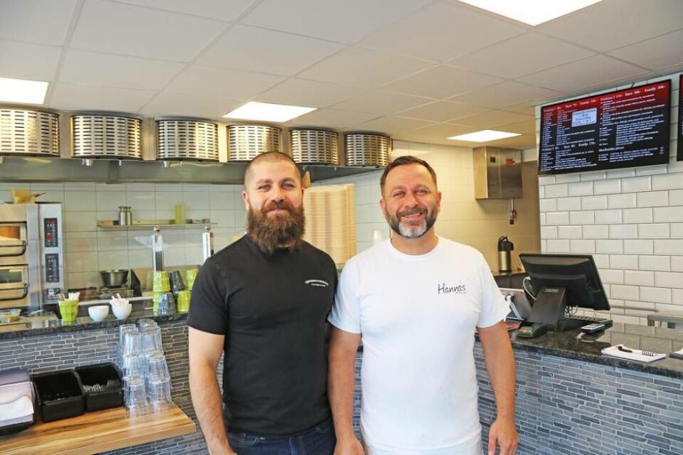 Riad Hanna (till höger) driver Hannas pizza & kök med en kunnig personal. Hans bror Fadi Hanna (till vänster) driver Karamellfarbrorn som ligger vägg i vägg med restaurangen. Riad Hanna (till höger) driver Hannas pizza & kök med en kunnig personal. Hans bror Fadi Hanna (till vänster) driver Karamellfarbrorn som ligger vägg i vägg med restaurangen.